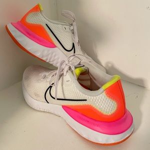 Nike renew white tennis shoe